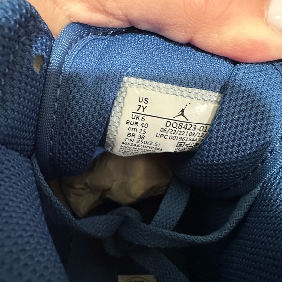 Nike AIR JORDAN 1 MID GS CEMENT GREY/WHITE-TRUE BLUE - Picture 6 of 10